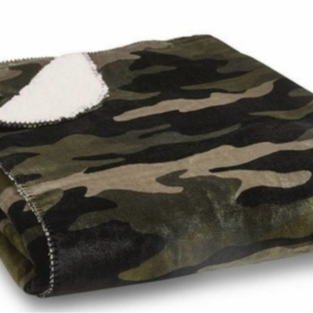 PiNK Victorias Secret Camouflage Sherpa Fleece Blanket